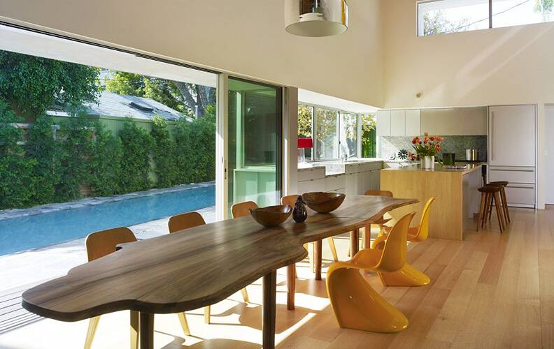    Clive Wilkinson Architects.